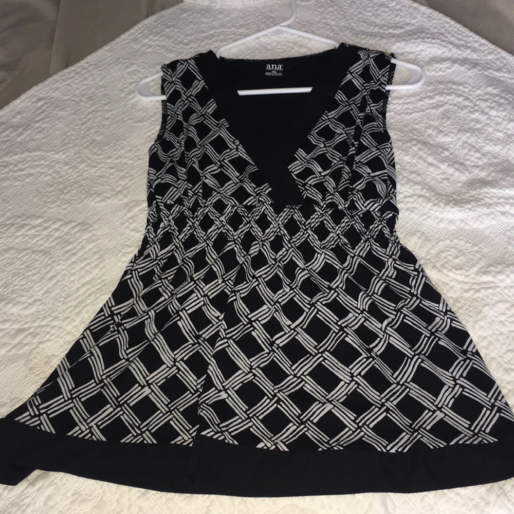 Black and white v-neck sleeveless top